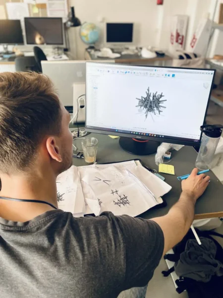 ignas der CAD tegner modellen til ECCO